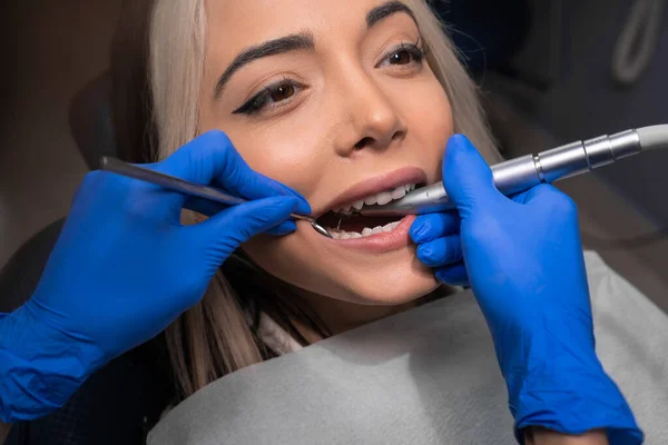 Dentista Trata Los Dientes Una Mujer Joven Retrato Una Hermosa —  Fotos de Stock