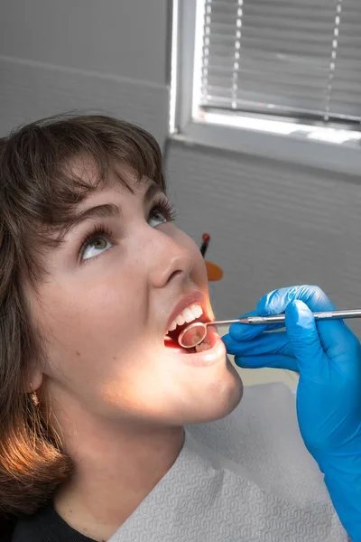 Närbild Tandläkarens Händer Utförs Genom Att Undersöka Munhålan Hos Ung — Stockfoto
