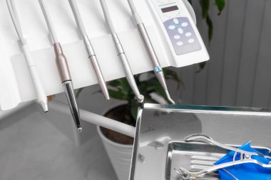 Diş hekimliği, ilaç, tıbbi ekipman, dişçilik konsepti. Yeni modern dişçi kliniği