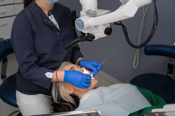 Dentystka Stosująca Mikroskop Stomatologiczny Gabinecie Stomatologicznym Poddawane Leczeniu Przez Doświadczonego — Zdjęcie stockowe