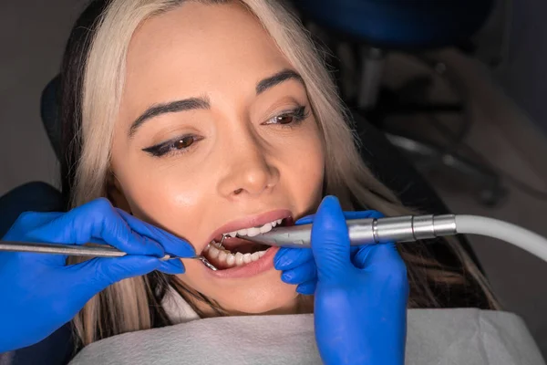 Dentysta Leczy Zęby Młodej Kobiety Portret Pięknej Młodej Kobiety Trakcie — Zdjęcie stockowe