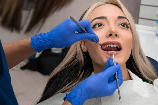 Dentista Femenina Examina Los Dientes Paciente Clínica Dental Médico Sondea —  Fotos de Stock