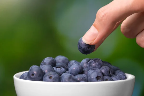 Close Dari Jari Jari Perempuan Menarik Keluar Blueberry Berry Matang — Stok Foto