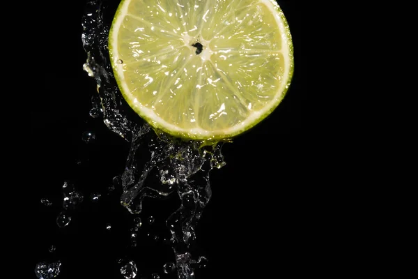 Närbild Saftig Mogen Skiva Lime Med Vackra Stänk Vatten Svart — Stockfoto