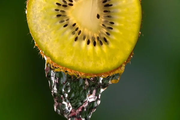 Fotografia Macro Close Uma Fatia Kiwi Com Salpicos Gotas Água — Fotografia de Stock