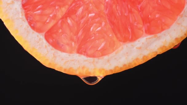 Druppels Sap Water Close Druppel Van Een Schijfje Rijpe Grapefruit — Stockvideo