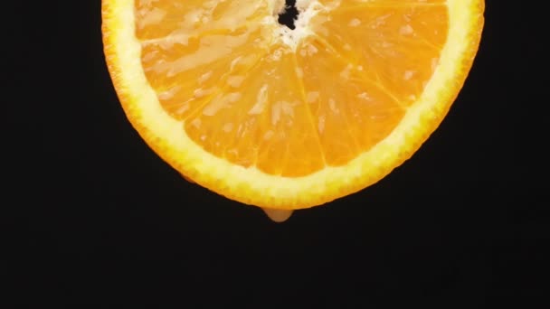Капли Сока Капли Воды Крупным Планом Кусочка Спелого Апельсина Концепция — стоковое видео