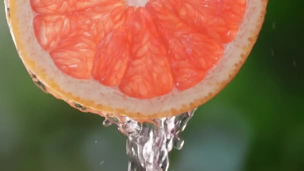 Super Pomalý Záběr Krájeného Grapefruitového Plátku Cákancemi Vody Letícími Vzduchem — Stock video
