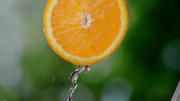 Super Slow Motion Shot Plasterek Pomarańczy Plamy Wody Latające Powietrzu — Wideo stockowe