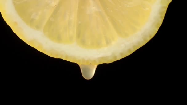 Tropfen Saft Oder Wasser Nahaufnahme Von Einer Scheibe Reifer Zitrone — Stockvideo