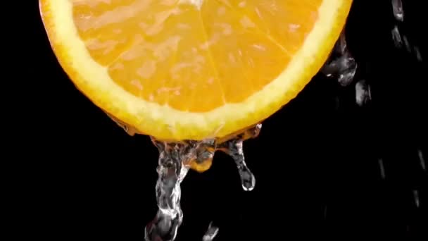 Super Pomalý Záběr Krájeného Pomerančového Plátku Cákancemi Vody Letícími Vzduchem — Stock video