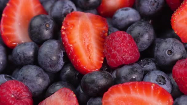 Arándanos Frambuesas Fresas Rotan Eje Sobre Tocadiscos Frutos Del Bosque — Vídeo de stock