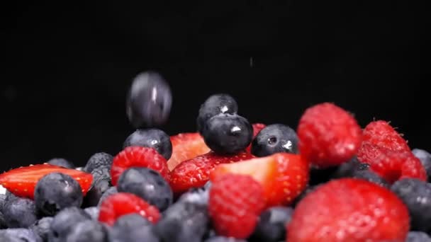 Wilde Blaubeeren Himbeeren Und Erdbeerscheiben Rotieren Auf Dem Teller Beeren — Stockvideo