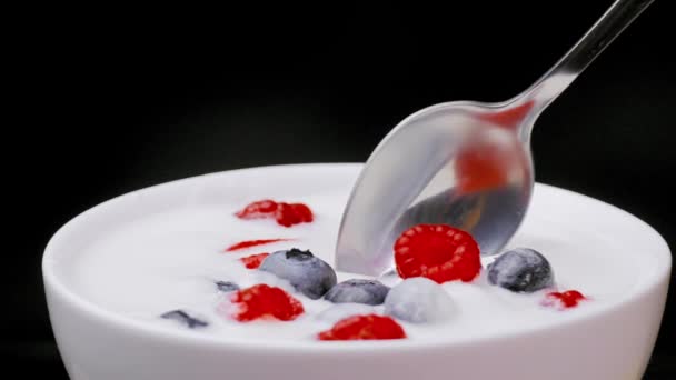 Powolny Ruch Młodej Samicy Jedzącej Jogurt Łyżką Jagodami Malinami Truskawkami — Wideo stockowe