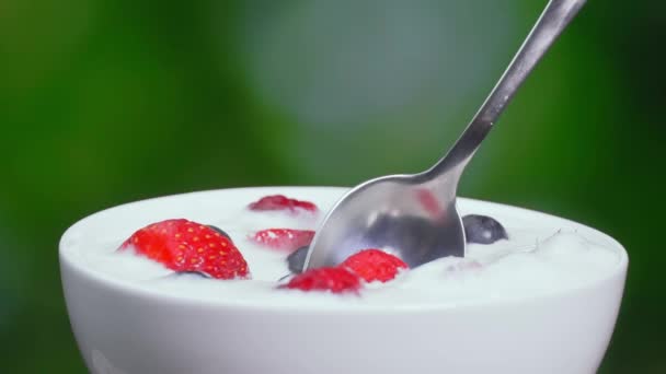 Movimento Lento Giovane Donna Che Mangia Yogurt Mano Con Cucchiaio — Video Stock