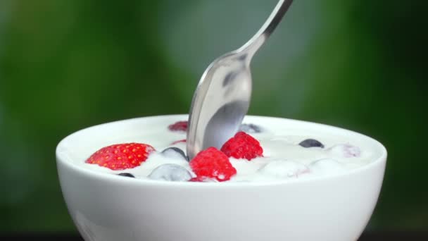 Lento Movimiento Mano Femenina Joven Comiendo Yogur Con Cuchara Con — Vídeos de Stock