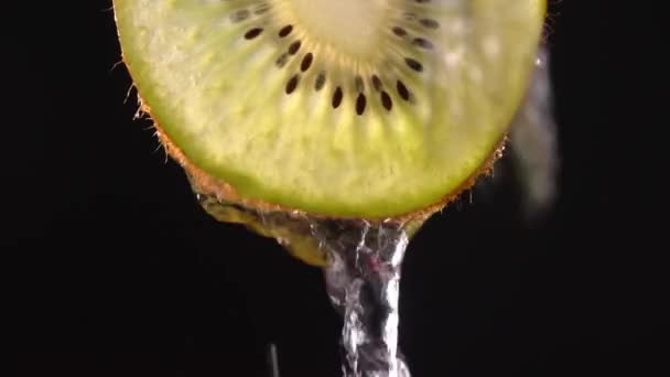 Diseño Creativo Kiwi Rodajas Agua Salpicaduras Sobre Fondo Negro Kiwi — Vídeos de Stock