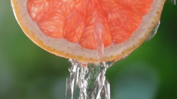 Super Zeitlupenaufnahme Von Aufgeschnittenen Grapefruitscheiben Mit Wasserspritzern Die Der Luft — Stockvideo