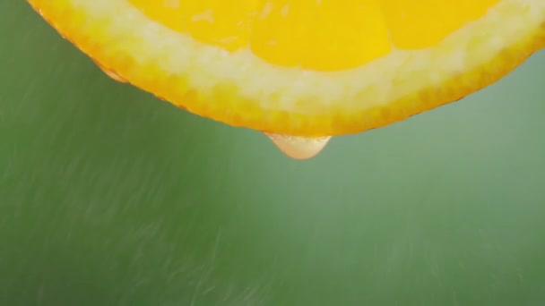 Капли Сока Капли Воды Крупным Планом Кусочка Спелого Апельсина Концепция — стоковое видео