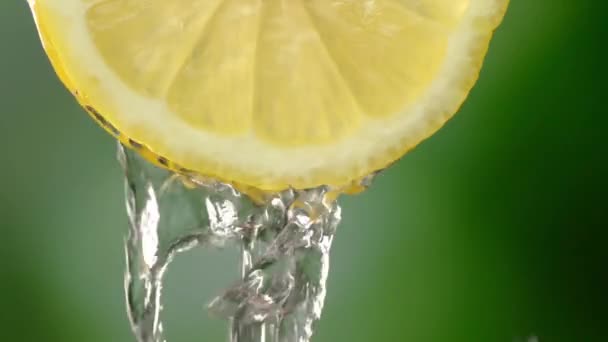 Imágenes Cámara Súper Lenta Rodajas Limón Rodajas Con Salpicaduras Agua — Vídeos de Stock
