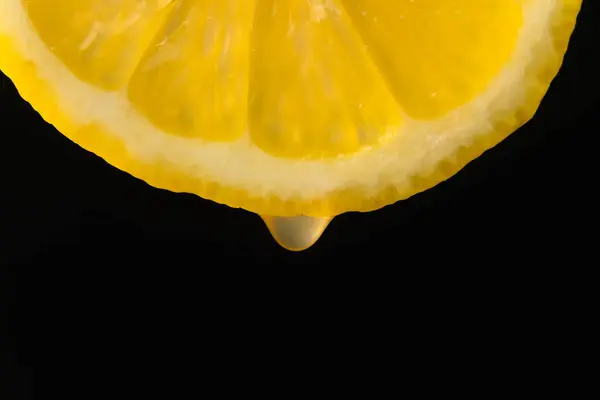Skiva Färsk Citron Med Droppe Juice Svart Bakgrund Makro Fotografi — Stockfoto