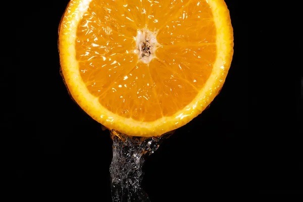 Närbild Saftig Skiva Apelsin Med Rinnande Vatten Svart Bakgrund Makrofotografier — Stockfoto