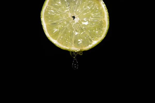 Close Van Een Sappig Rijp Schijfje Limoen Met Plons Water — Stockfoto