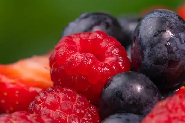 수분이 라즈베리 블루베리 딸기의 매크로 음식의 다채로운 — 스톡 사진