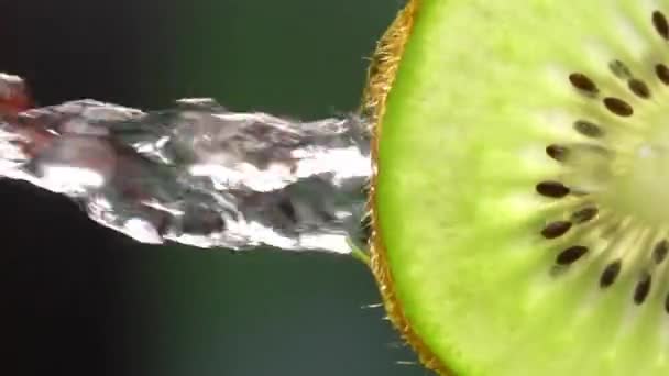 Δημιουργική Μακέτα Από Φέτες Ακτινιδίου Και Νερό Πιτσιλιές Πράσινο Φόντο — Αρχείο Βίντεο