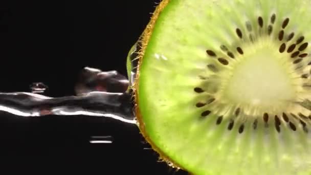 Layout Criativo Kiwi Fatiado Água Salpicos Fundo Preto Quivi Recém — Vídeo de Stock