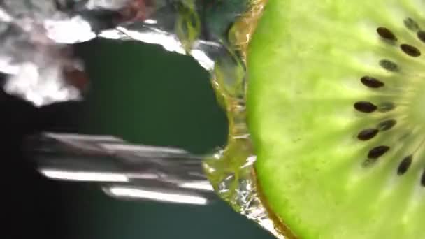Maqueta Creativa Rodajas Kiwi Rodajas Agua Salpicaduras Sobre Fondo Verde — Vídeos de Stock