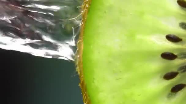 슬라이스 슬라이스와 창조적 모크업 배경에 스플래시 고립된 차가운 물에서 스플래시 — 비디오