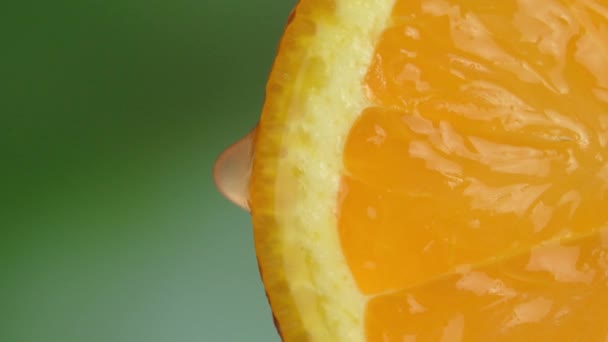 Gyümölcslé Vagy Víz Közeli Csepp Egy Szelet Érett Narancsból Friss — Stock videók