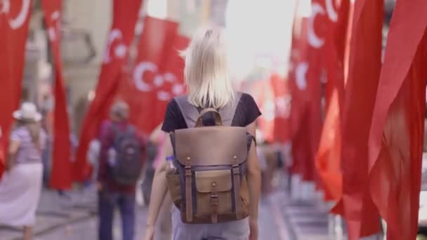 Vissza Nézet Happy Tourist Blonde Woman Backpack Walking Old Street — Stock videók