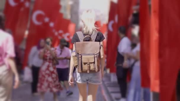 Вид Ззаду Щаслива Туристична Блондинка Рюкзаком Йде Старій Вулиці Турецьких — стокове відео