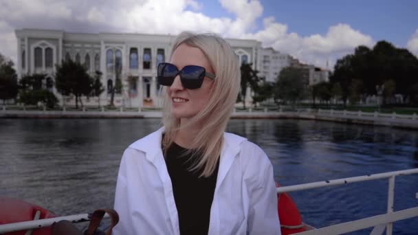 Joven Mujer Negocios Hermosa Rubia Gafas Sol Ferry Estambul Plfving — Vídeo de stock