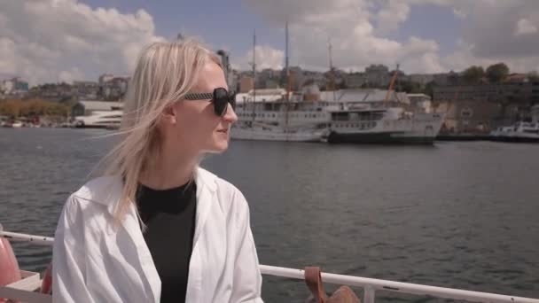 Young Beautiful Businesswoman Blonde Woman Sunglasses Ferry Istanbul Plfving Bosphorus — Stock Video