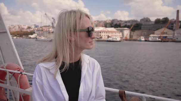 Joven Mujer Negocios Hermosa Rubia Gafas Sol Ferry Estambul Plfving — Vídeos de Stock