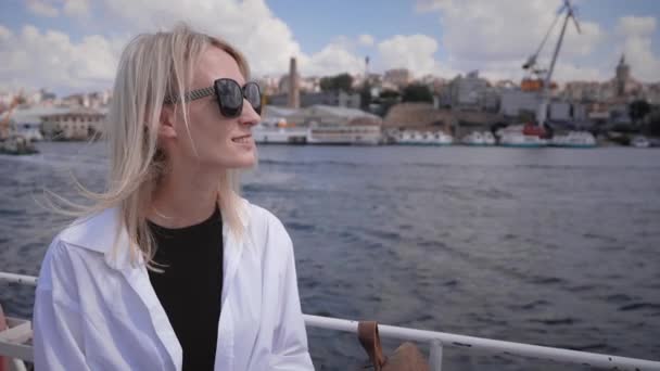Młoda Piękna Bizneswoman Blondynka Okularach Przeciwsłonecznych Promie Stambule Plądrująca Bosfor — Wideo stockowe