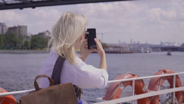 Joven Mujer Negocios Hermosa Rubia Gafas Sol Ferry Estambul Plfving — Vídeo de stock