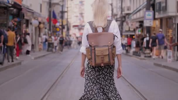 Sırt Çantası Beyaz Gömleğiyle Yaz Modası Tarzında Sokakta Yürüyen Güzel — Stok video