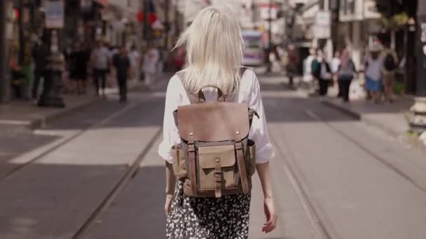 Jovem Bela Mulher Esbelta Andando Longo Movimentada Rua Cidade Turista — Vídeo de Stock