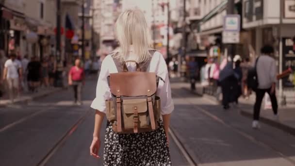 Tânără Frumoasă Femeie Subțire Care Plimbă Lungul Străzii Aglomerate Orașului — Videoclip de stoc