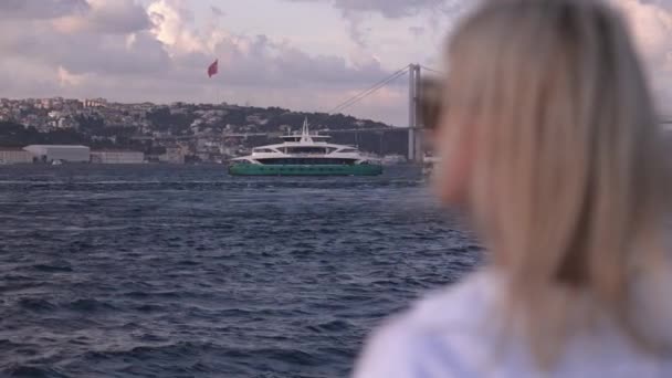 Непізнана Красива Блондинка Поромі Стамбулі Відпочиває Босфорі Дівчина Білій Стильній — стокове відео