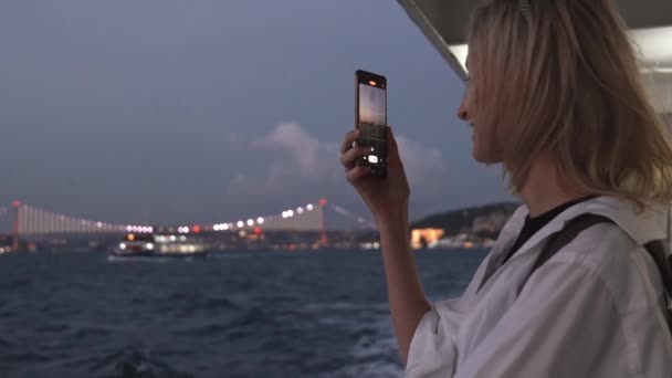 Tânără Femeie Afaceri Frumoasă Femeie Blondă Ochelari Soare Feribot Istanbul — Videoclip de stoc