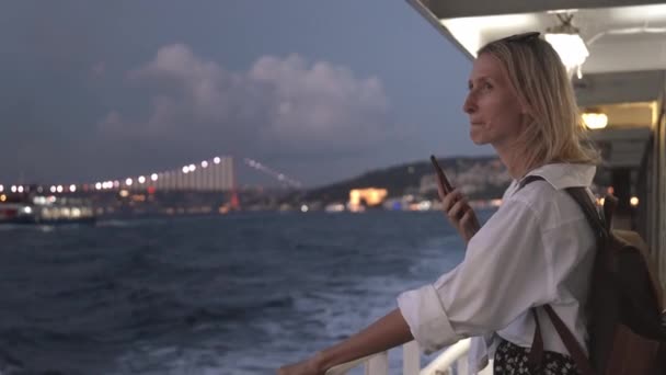 Jovem Mulher Tirando Fotos Mar Cidade Costeira Enquanto Viaja Água — Vídeo de Stock