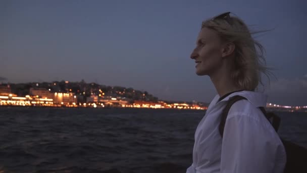 Fiatal Gyönyörű Szőke Este Vagy Éjszaka Kompon Isztambulban Miközben Pihenteti — Stock videók