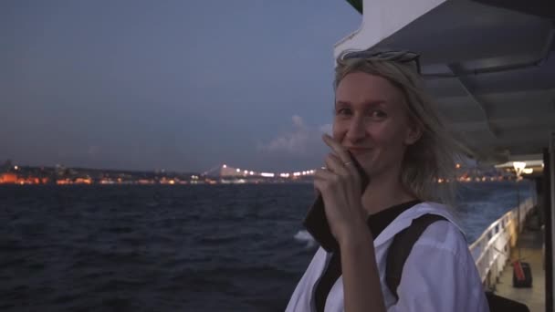 Женщина Плачет Радости Вытирает Слезы Испытывая Эмоции Пароме Отдыхая Море — стоковое видео
