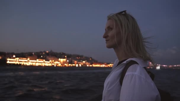 Giovane Bella Donna Bionda Serata Notte Sul Traghetto Istanbul Mentre — Video Stock