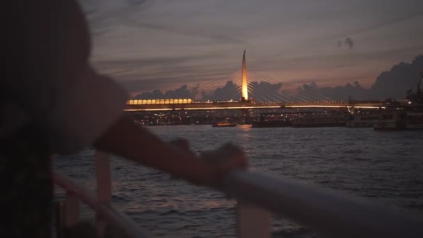 Close Van Vrouwelijke Handen Uit Focus Avond Nachts Ferry Istanbul — Stockvideo